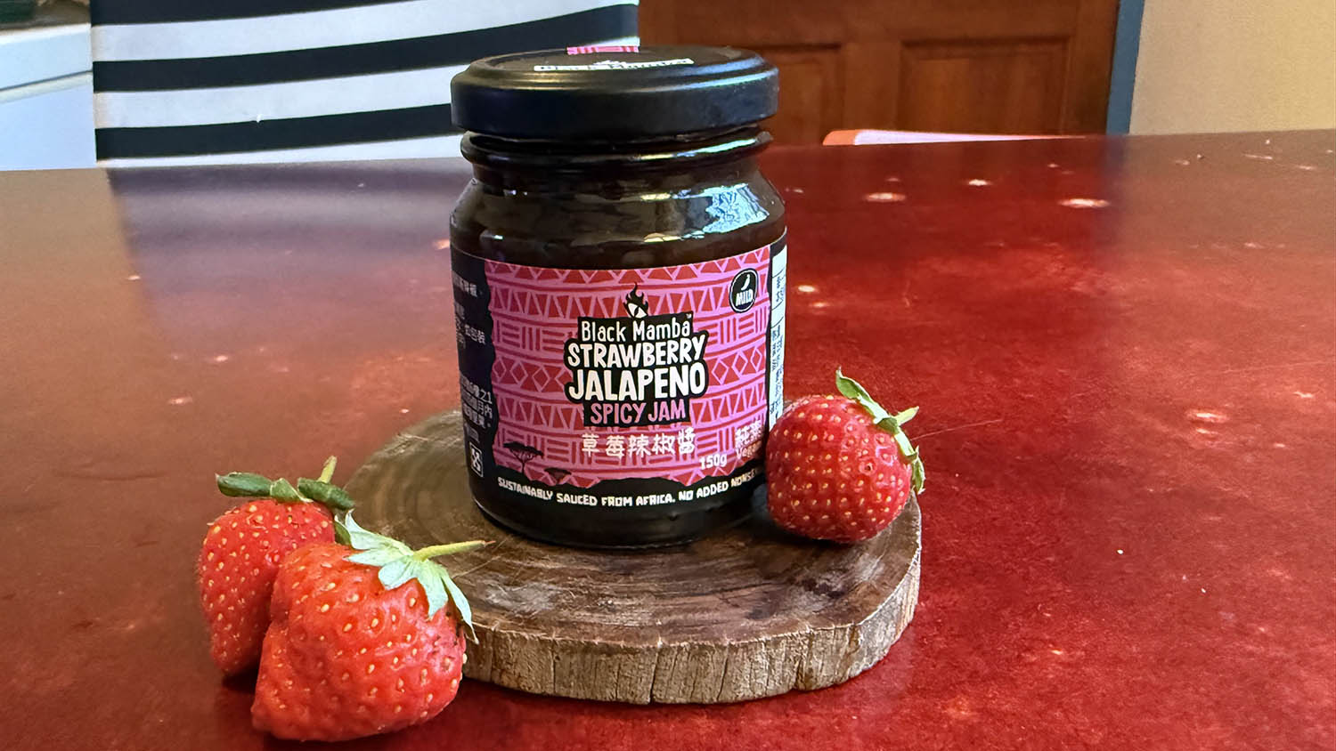The strawberry spicy jam exported from Eswatini to Taiwan features professionally labelled Chinese packaging. (R) Large, vibrant red strawberries ripening in the farmers’ fields. 